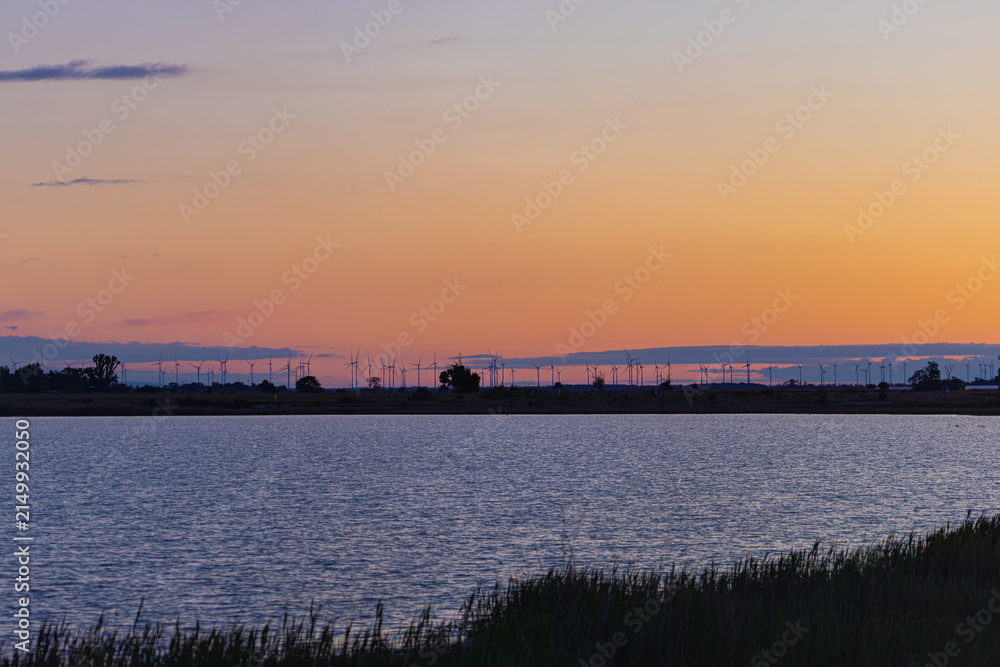 Naklejka premium Windräder beim Sonnenaufgang