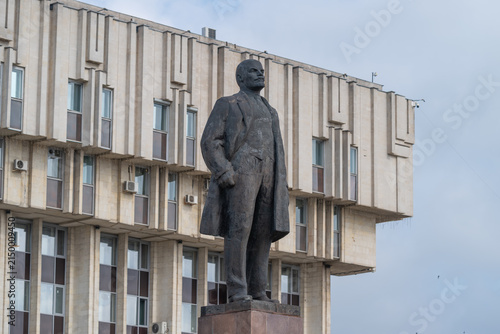 Fotografía Lenin monument stands tall in a city square with a government building in the ba