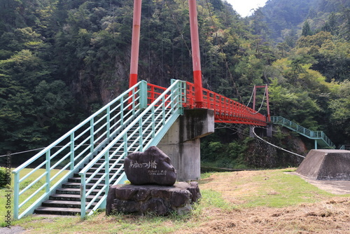 Fotografía 矢祭山、久慈川に架かる「あゆのつり橋」