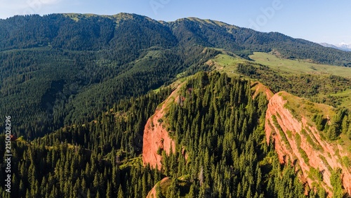 Fotografía Red rock canyons of Kyrgyzstan with the stunning Seven Bulls Rocks in Jeti Oguz