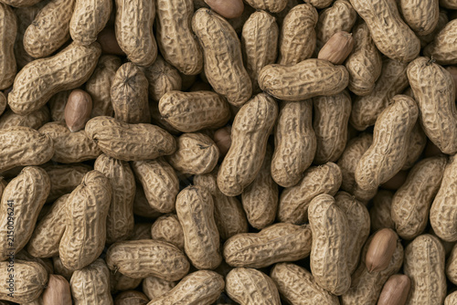 Bild auf Leinwand Groundnuts in shell with peeled peanut kernels texture background
