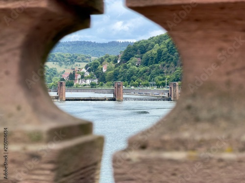 Foto View of a scenic river valley and green hill through a stone bridge balustrade f