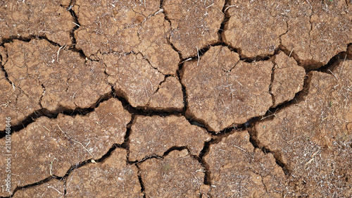Cuadro en lienzo Dry Cracked Earth Texture Close-Up for Water Scarcity and Environmental Crisis C
