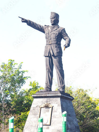 Konstfotografi Bronze Statue of General Sudirman Pointing Forward on Stone Pedestal