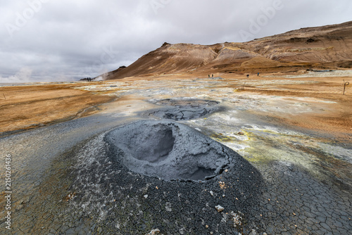 Cuadro en lienzo Geothermal mud cones and fumaroles at the base of Mount Námafjall under an overc