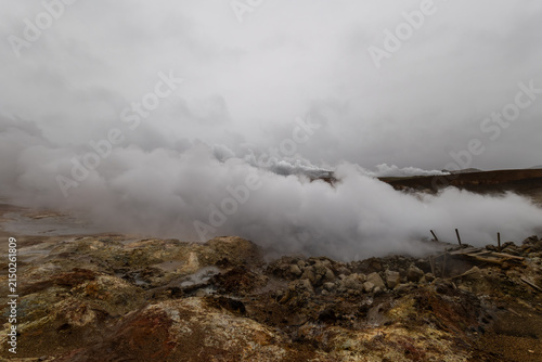 Fotografía Thick steam rising from Gunnuhver geothermal hot spring past a damaged boardwalk