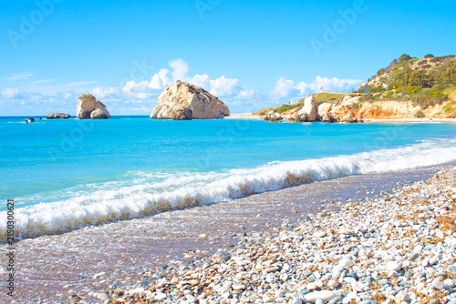 Fotografie Scenic touristic destination of 'Petra tou Romiou' or 'Aphrodite's Rock' beach o