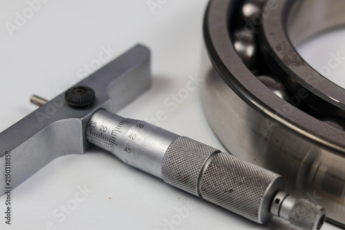 Foto Close-up of a micrometer depth gauge and steel ball bearing isolate on white