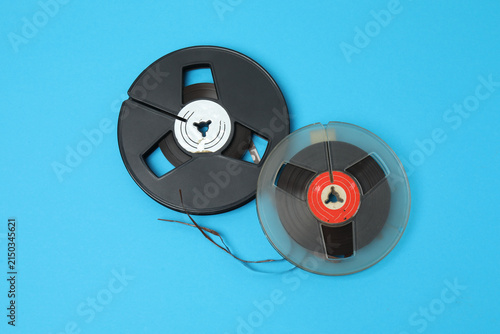 Foto A video cassette against a colored background