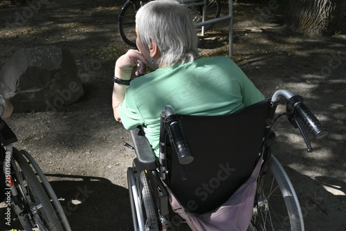 frau im rollstuhl