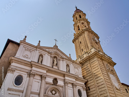 Foto Facade and Bell Tower of the Cathedral of the Savior of Zaragoza, also called La Seo