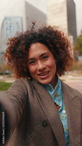 Foto Portrait Of A Woman Taking An Outdoor Selfie