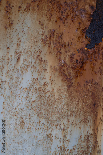 Foto Heavy rust and corrosion on deteriorating painted metal surface