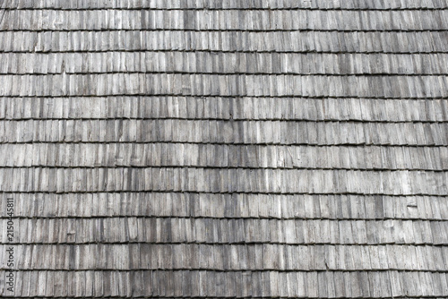 Foto Full frame texture of overlapping weathered wooden shingles on a traditional roof
