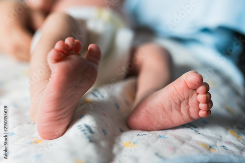 Bild auf Leinwand Close up shot of tiny newborn baby feet lying on soft blanket.