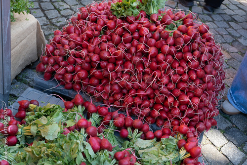 Foto A huge pile of fresh vibrant red radishes on display at a local food market in T