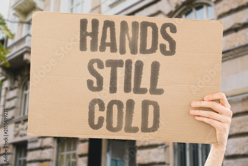 Obraz na płótnie "Hands still cold" The temperature reading doesn't match the feeling