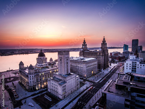 Foto Sunset over the three graces in Liverpool, including the Royal Liver building, P