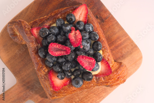 Cuadro en lienzo Gourmet fruit Danish pastry on wood serving board