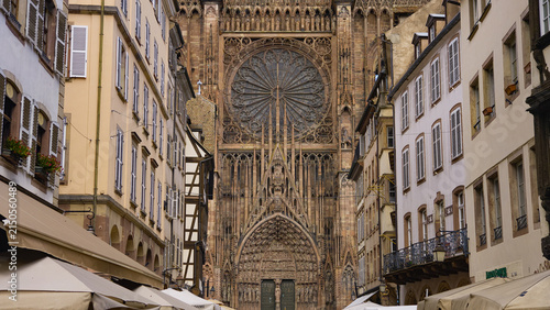 Fotografía Strasbourg Cathedral's ornate Gothic facade dominating a narrow street with trad