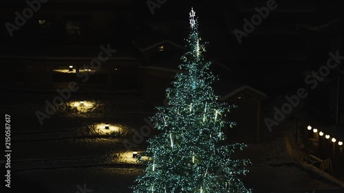 冬の草津温泉　クリスマスツリーの風景動画