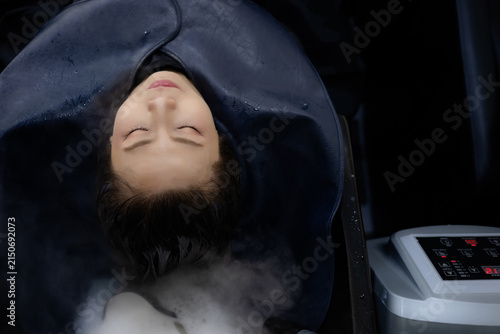 Fotografía Woman is having a hair steaming treatment