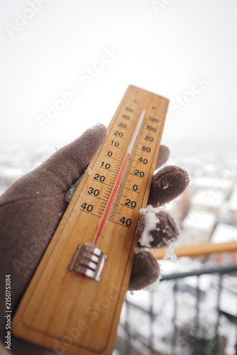 Fotografía Measuring temperature on a cold snowy day