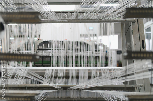 Foto Polypropylene yarn production process in a modern textile factory