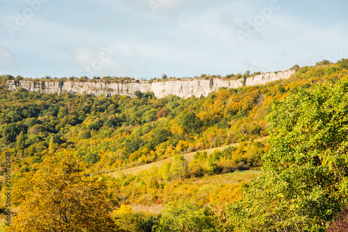 Falaise du village de Saint-Romain, Côte d'Or, Bourgogne, France. Paysage de roche et de vignes en automne. Nature automnale