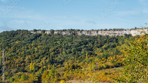 Falaise du village de Saint-Romain, Côte d'Or, Bourgogne, France. Paysage de roche et de vignes en automne. Nature automnale