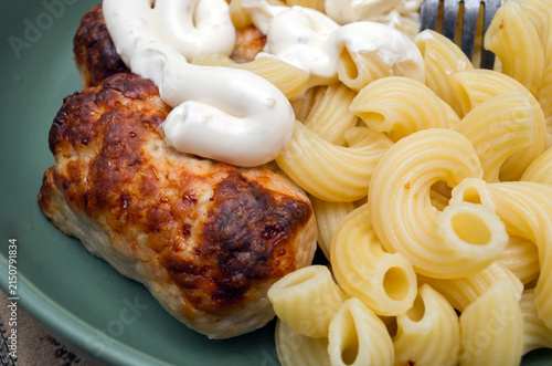 Bild auf Leinwand Roasted Chicken Fillet with Rotini Pasta and Creamy White Sauce