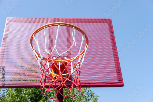 Quadro su tela Red metal backboard and orange rim with white and red net The Concept of athleti