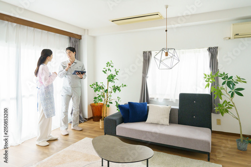 Obraz w ramie リフォームの見積もりをする若い日本人作業員と話を聞く主婦