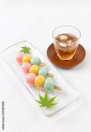 串だんごのようなあんこ玉と麦茶