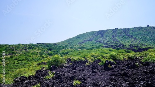 東京都伊豆諸島伊豆大島の三原山と手前に広がるアア溶岩流の火山景観