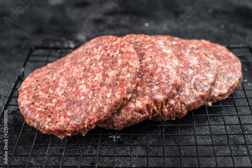 Canvastavla Fresh raw minced beef and lamb cutlets with herbs