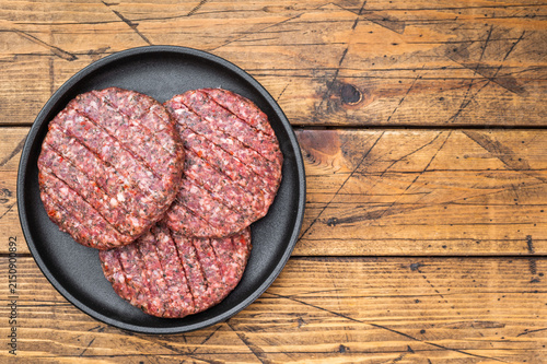 Foto Raw mixed meat patties made from beef and lamb with herbs and spices