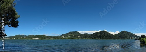 Fotografía 남양주 북한강이 흐르는 푸르고 맑은 여름 풍경 속 파란 하늘과 구름, 산과 강이 있는 아름다운 자연 배경