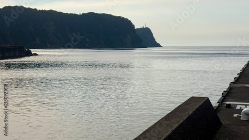 Obraz na płótnie 東京都伊豆諸島伊豆大島の岡田港の夕方の桟橋