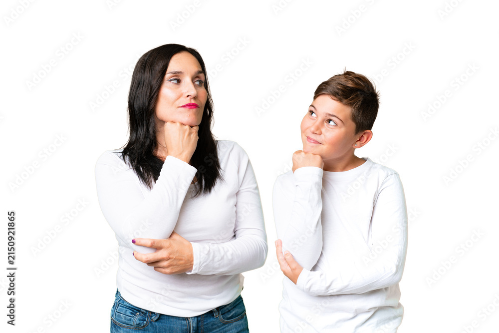 Obraz premium Little caucasian kid over isolated chroma key background standing and thinking an idea