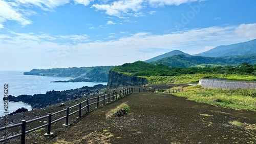 Fotografie 東京都伊豆諸島伊豆大島の火山地形イマサキと海