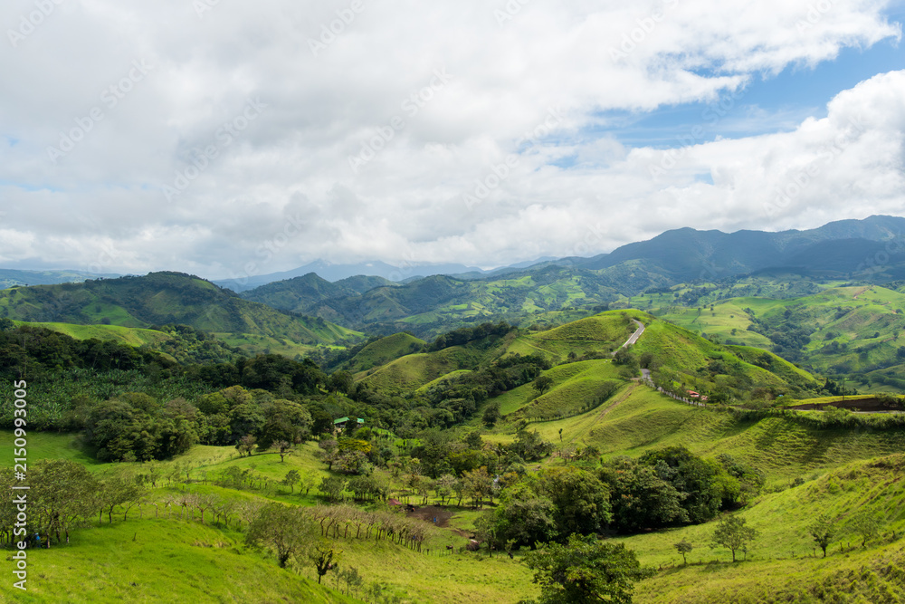 Fototapeta premium Weite tropische Berglandschaft mit grünen Hügeln und Tälern bei Monteverde, Costa Rica