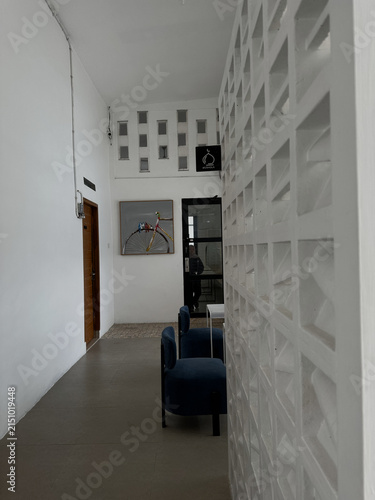 Cuadro en lienzo Modern minimalist corridor interior with white breeze block wall partition and b