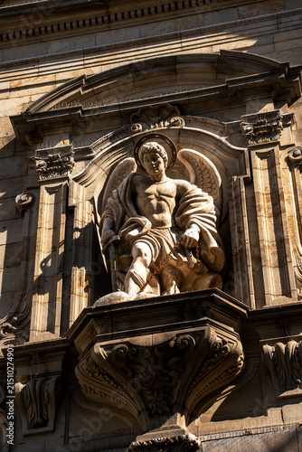 Foto Classic historic building stone facade with antique angel statue sculpture in alcove close up