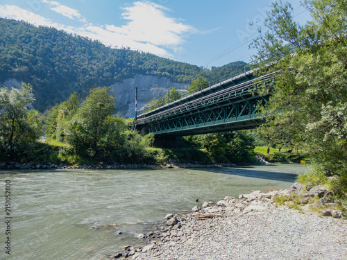Golling an der Salzach im Sommer - Salzach und Eisebahn-Brücke beim Kalkwerk Tagger