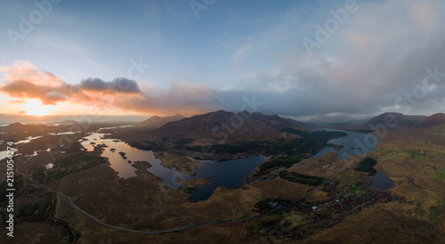 Cuadro en lienzo Sunset over Twelve Bens mountain range and lakes in Connemara, County Galway, Ir