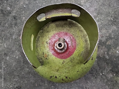 Bild auf Leinwand Top view of a green 3-kilogram gas cylinder