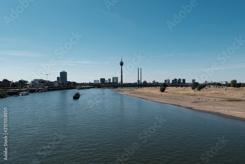 Blick über den Rhein bei Düsseldorf bei sehr niedrigem Wasser wegen Trockenheit