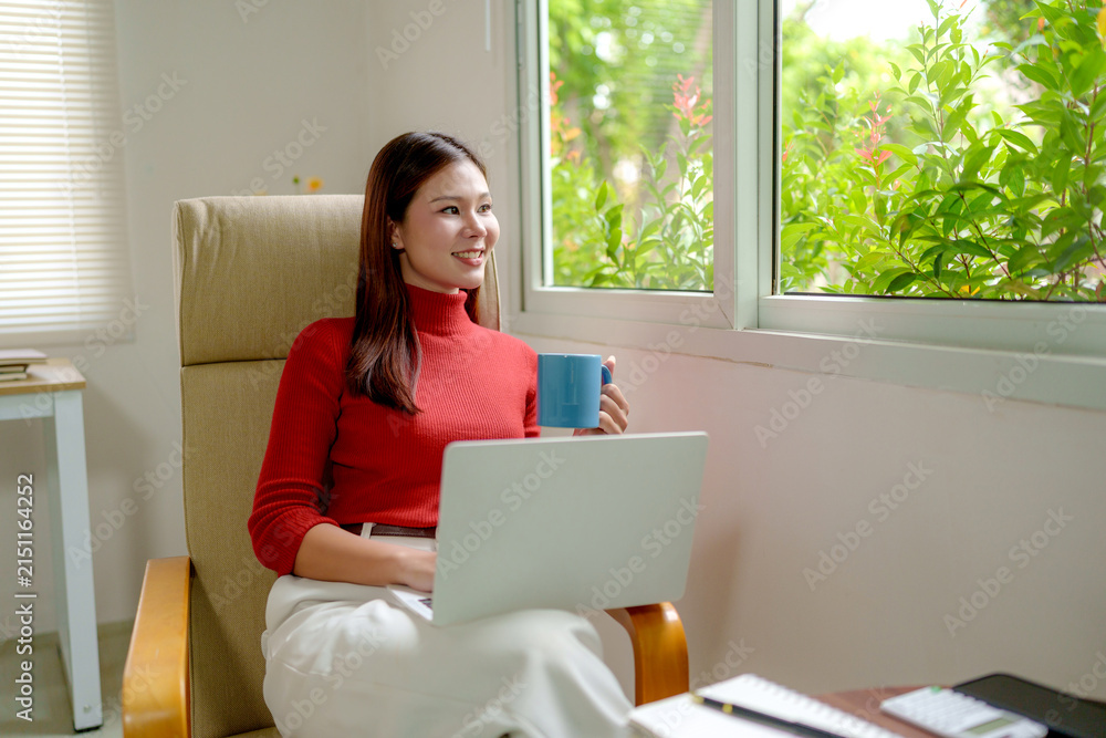 Obraz premium Woman enjoying remote work relaxation and nature view