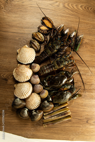 Canvastavla Seafood display with various shellfish and crustaceans on wooden surface